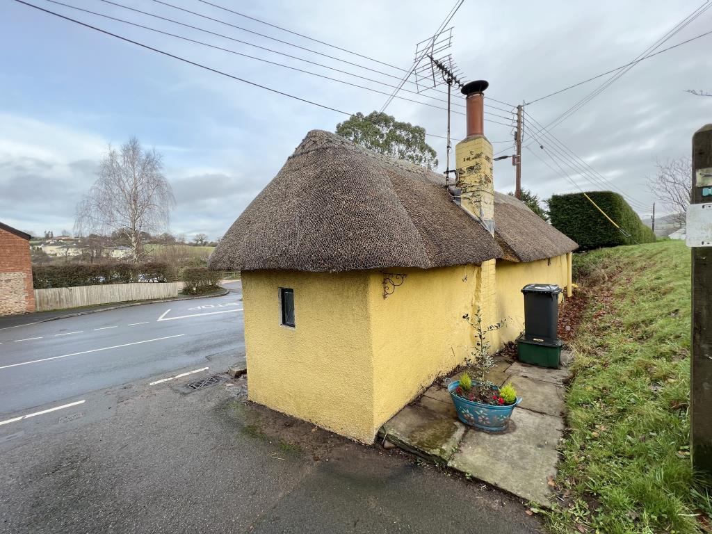 Lot: 3 - UNIQUE DETACHED ONE-BEDROOM TOLL HOUSE -
